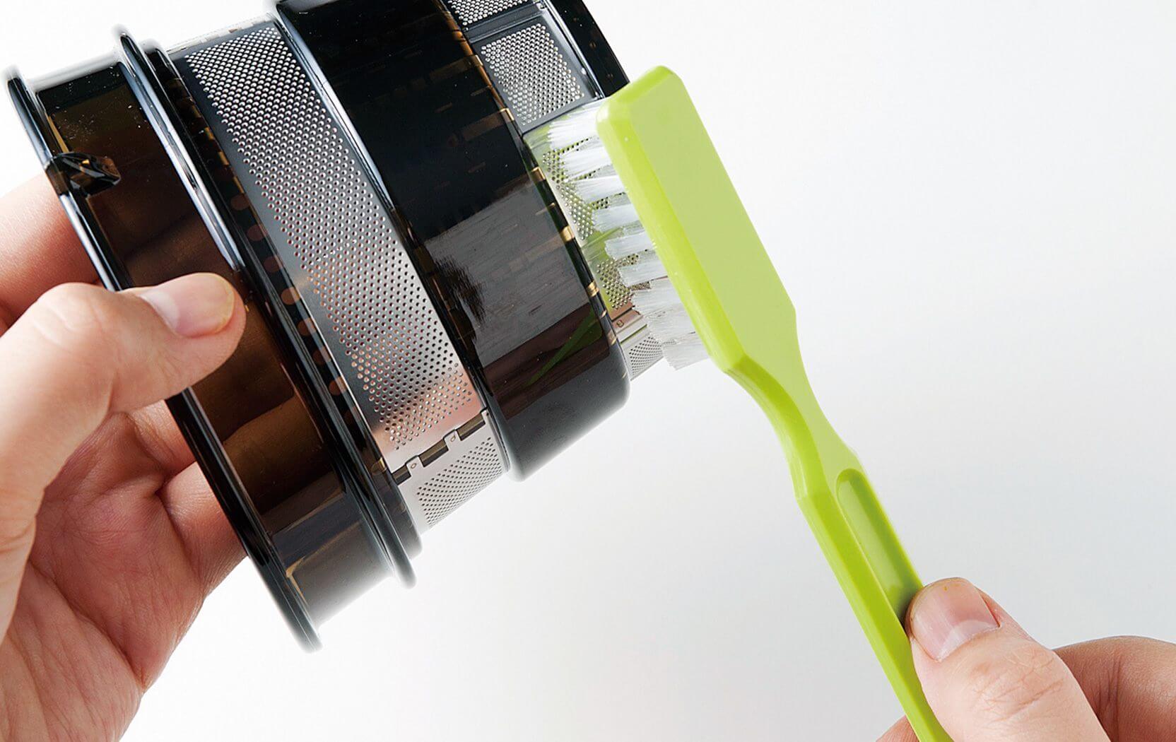 Quiet & Easy to Clean Hurom strainer is easily cleaned with rinsing and a brush