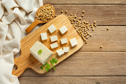 Qu’est-ce que le tofu? Ingrédients, bienfaits et comment le faire à la maiso