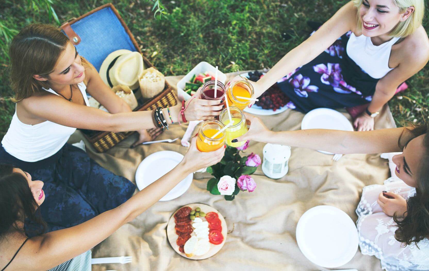 Happy customers enjoying a picnic with Hurom juice